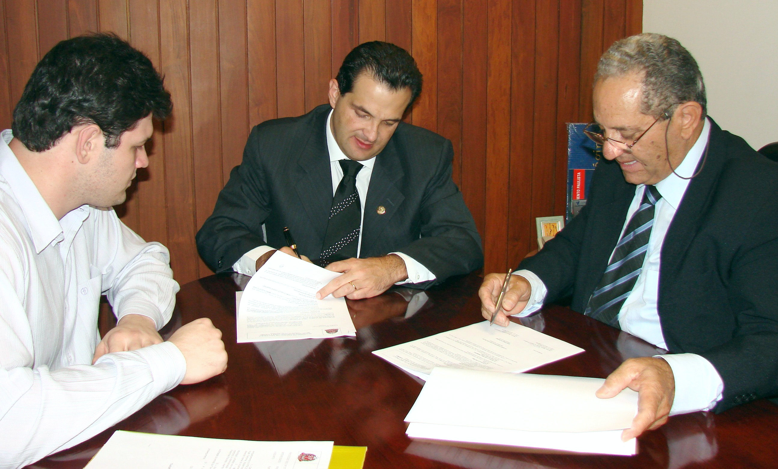 Edmir Chedid e prefeito Giacomo Di Raimo assinam convnio<a style='float:right;color:#ccc' href='https://www3.al.sp.gov.br/repositorio/noticia/03-2008/CHEDID 2  PEDERNEIRAS.jpg' target=_blank><i class='bi bi-zoom-in'></i> Clique para ver a imagem </a>